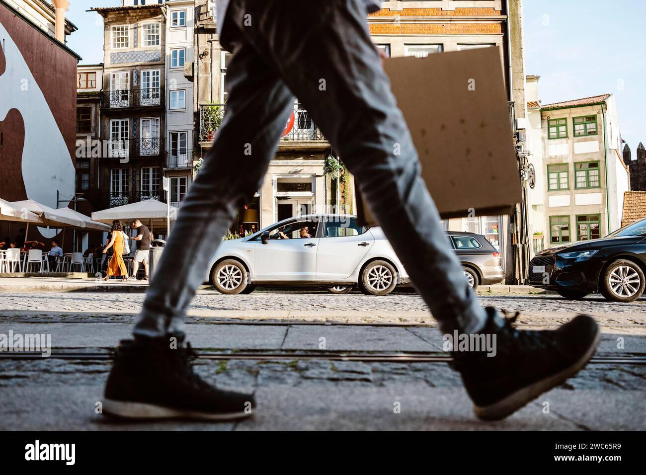 Strada piena di vita, pendolari, turisti, auto in movimento a Porto, Portogallo Foto Stock