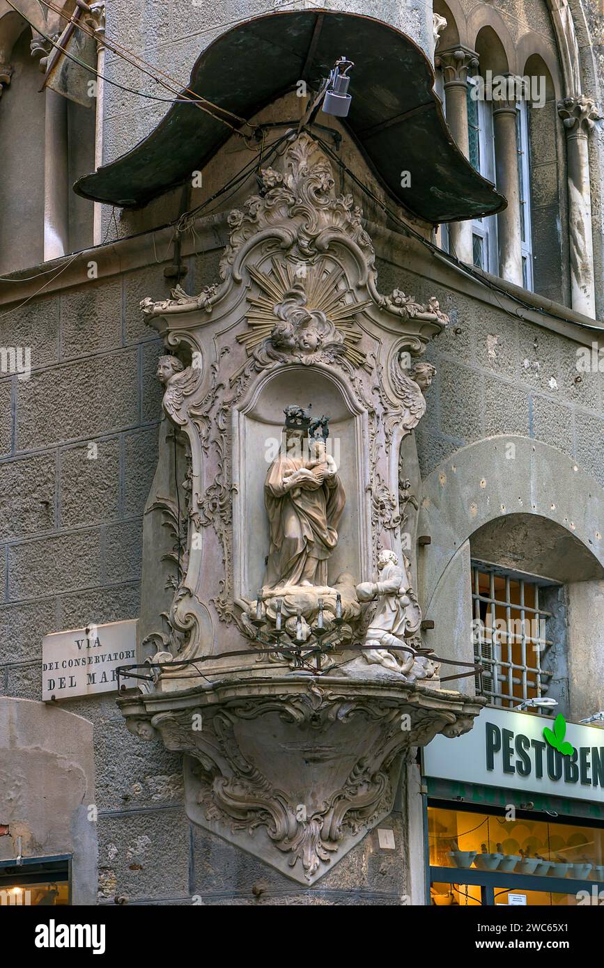 Venerazione della Vergine Maria con baldacchino su una casa d'angolo nel centro storico di Genova, Italia Foto Stock