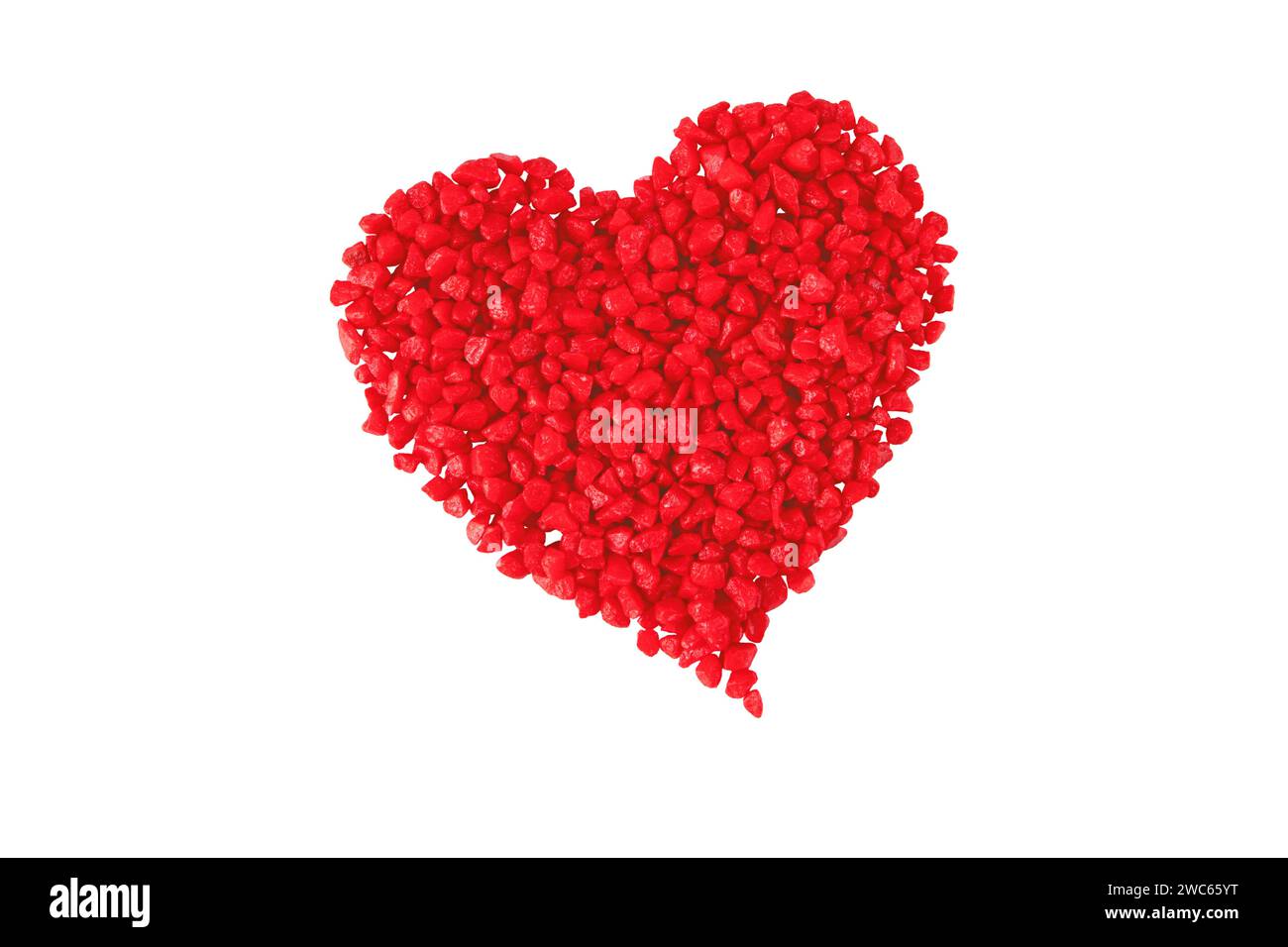Cuore rosso fatto di piccole pietre decorative isolate su bianco. San Valentino simbolo di amore, romanticismo, calore e felicità. Festività del 14 febbraio Foto Stock