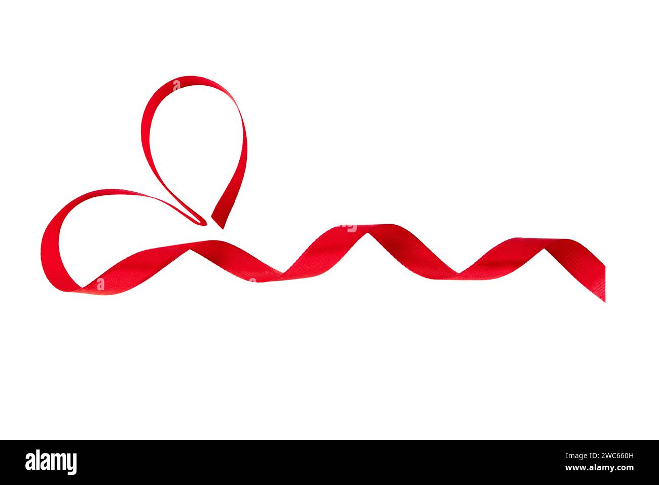 Nastro raso a forma di cuore rosso isolato su bianco. San Valentino simbolo di amore, romanticismo, calore e felicità. 14 febbraio Holiday design eleme Foto Stock