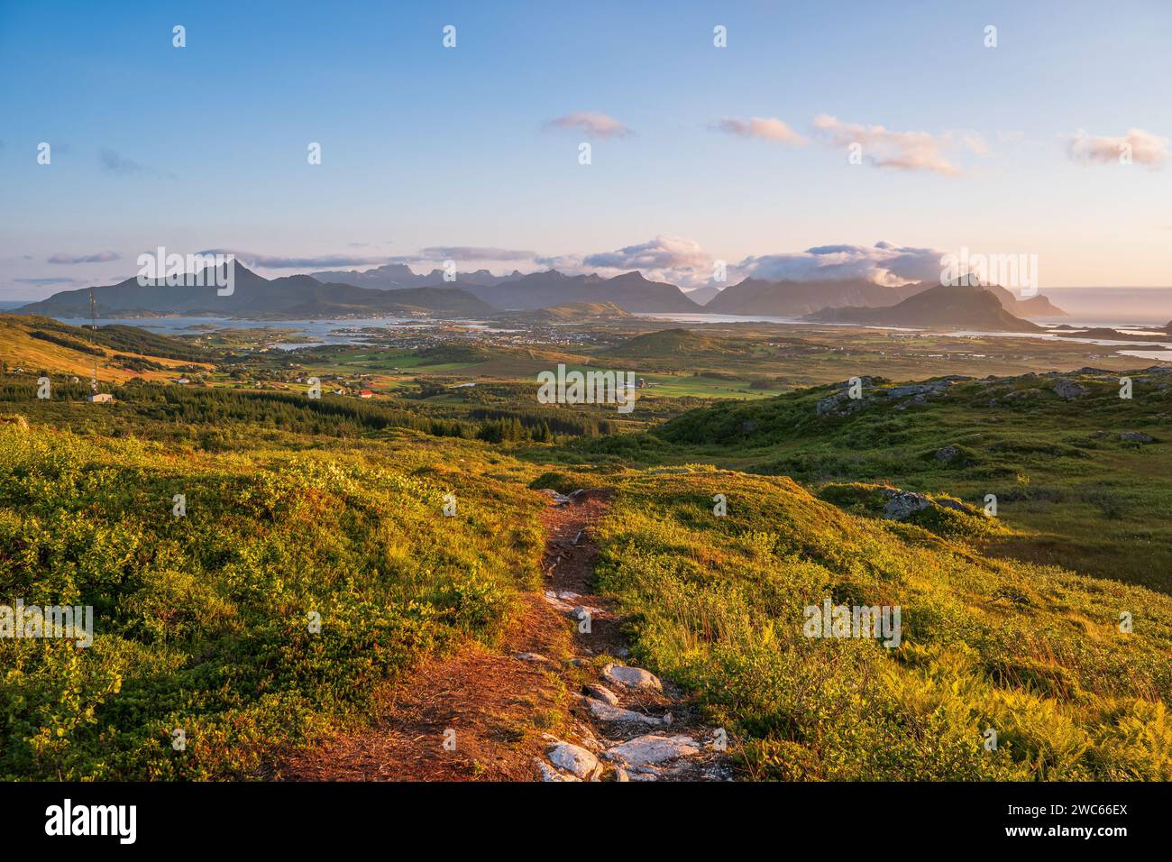 Vista delle montagne del Lofoten e della natura da un'alta vetta, da Justadtinden verso Leknes. Sole estivo, natura verde, sentiero. Foto Stock