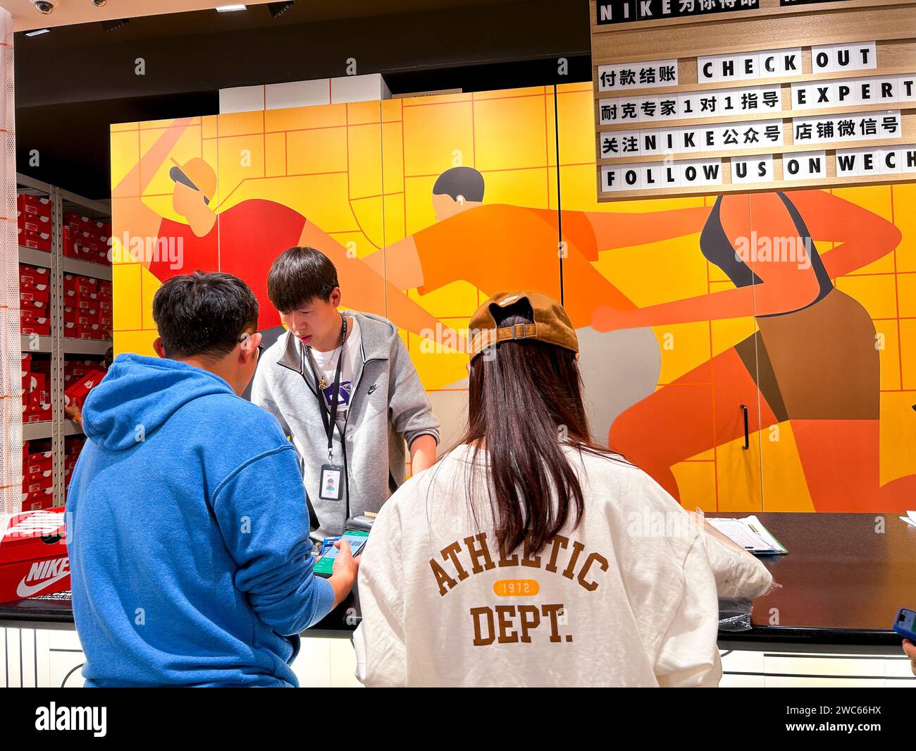 Pechino, Cina, Two Young People Shopping Buying, Inside, Nike, American Clothing Store from Behind, azienda americana in cina Foto Stock