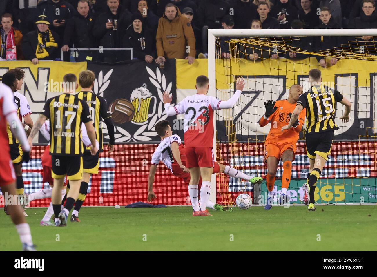 Arnhem, Paesi Bassi. 14 gennaio 2024. ARNHEM, PAESI BASSI - 14 GENNAIO: Victor Jensen dell'FC Utrecht segna ma il gol sarà disconsentito a causa di fuorigioco, Eloy Room (portiere) del Vitesse, Ramon Hendriks del Vitesse durante la partita olandese Eredivisie tra Vitesse e FC Utrecht allo Stadion Gelredome il 14 gennaio 2024 ad Arnhem, Paesi Bassi. (Foto di Ben Gal/Orange Pictures) credito: dpa/Alamy Live News Foto Stock