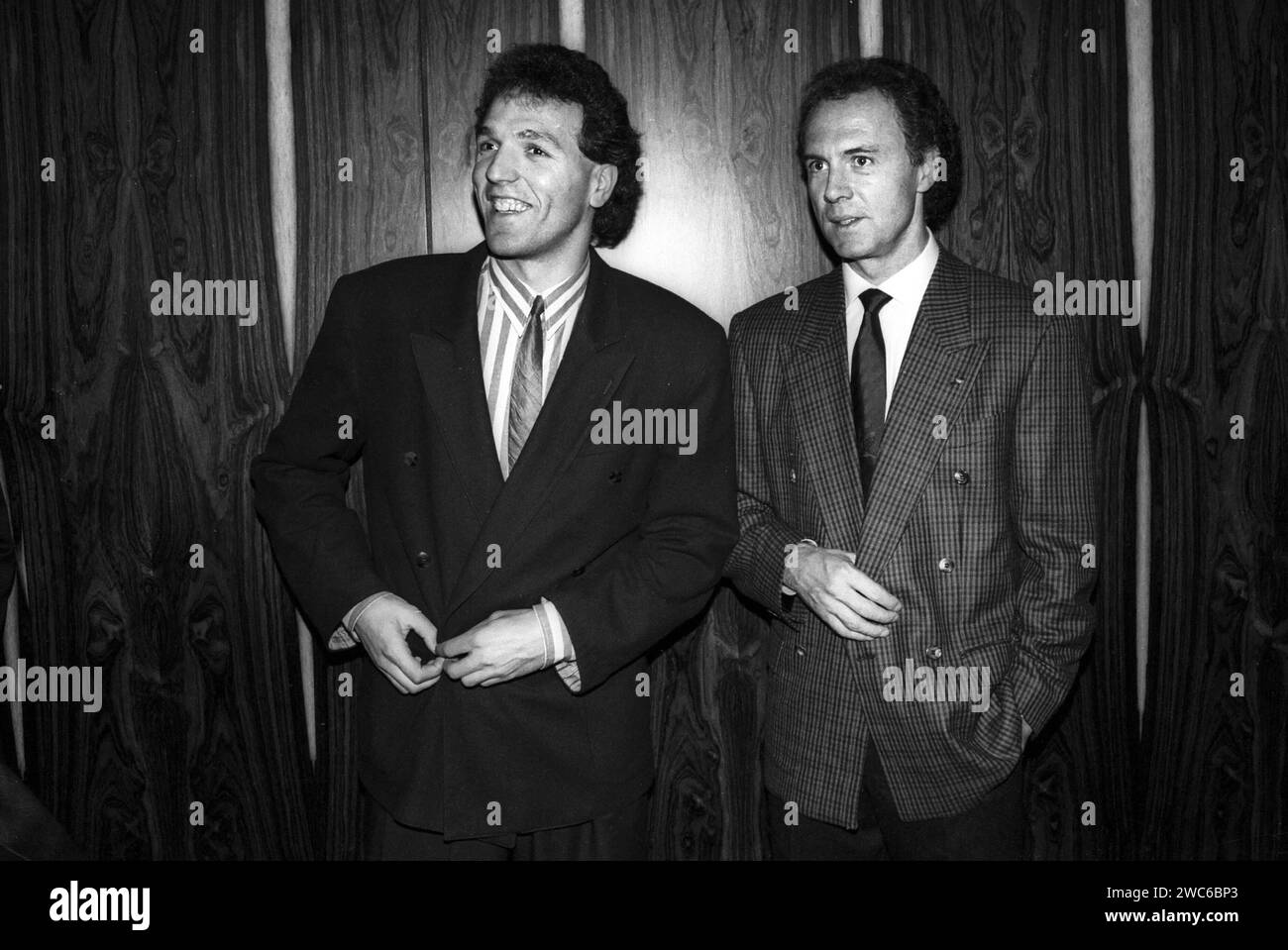 Franz Beckenbauer Re. mit Ernst Middendorp 11/89 hör Franz Beckenbauer Re. Und Ernst Middendorp im November 1989 bei Schüco in Bielefeld deutsch deutscher Mann Trainer Fußball ehemalig ehemaliger Ex Fußballer Fußballspieler Chef Team Nationalmannschaft Nationalelf Mannschaft Fußballbund DFB-Teamchef deutsche Männer ex calciatore tedesco allenatore quer halb stehend lächelnd sw *** Franz Beckenbauer re with Ernst Middendorp 11 89 Ascolta Franz Beckenbauer Re e Ernst Middendorp nel novembre 1989 al Schüco di Bielefeld Germania allenatore di calcio tedesco ex giocatrice di calcio Foto Stock