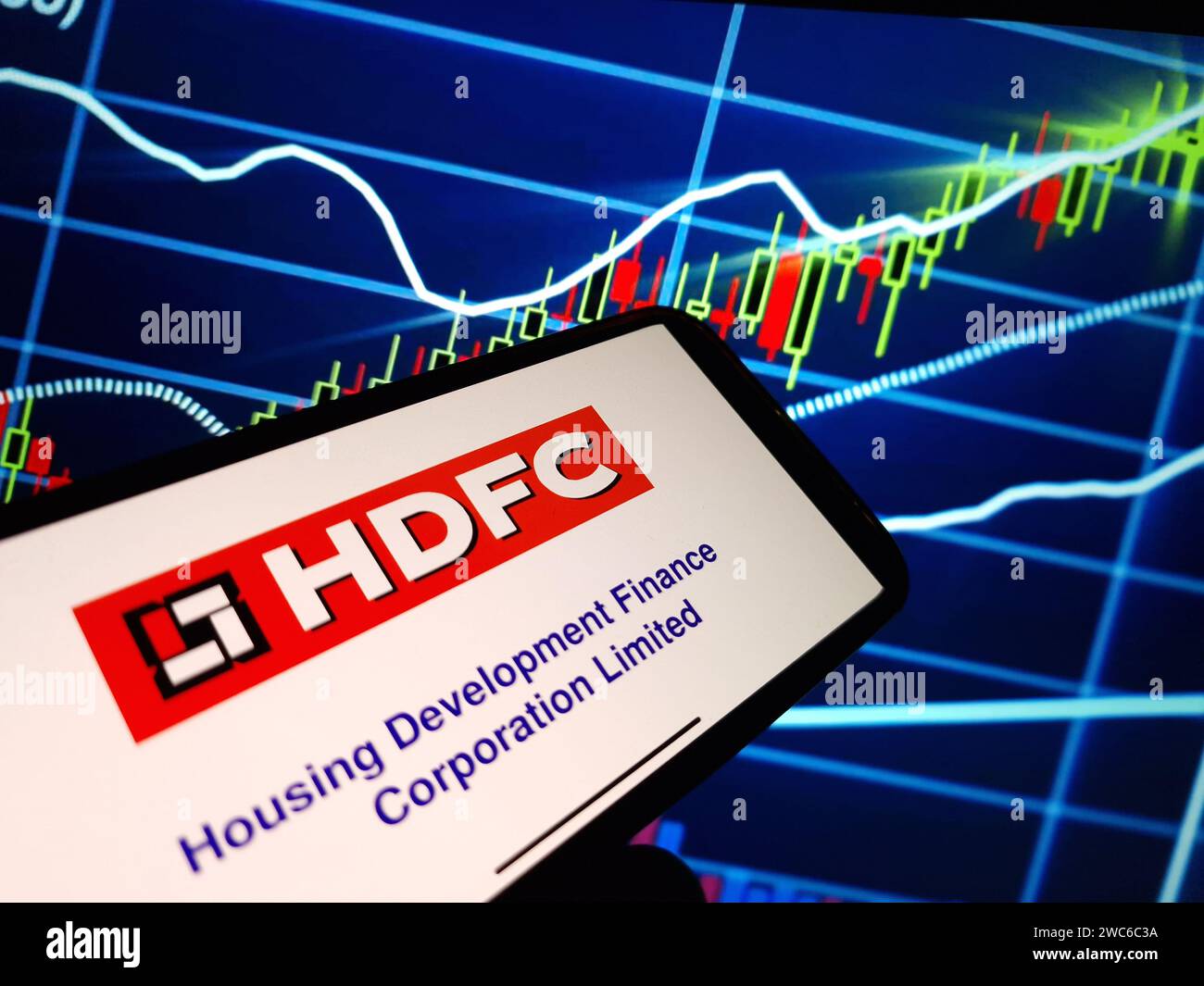 Konskie, Polonia - 13 gennaio 2024: Logo aziendale HDFC visualizzato sullo schermo del telefono cellulare Foto Stock