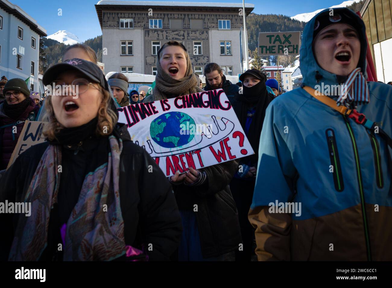 Davos, Svizzera. 14 gennaio 2024. Davos, CH 14 gennaio 2024. I manifestanti con cartelloni arrivano a Davos per protestare contro il 54° Forum economico Mondiale. Centinaia di manifestanti si sono riuniti per esprimere preoccupazioni sull'agenda del WEF di quest'anno. Il Forum coinvolge i leader politici, commerciali e culturali della società per definire i programmi globali, regionali e industriali, che possono avere un impatto su tutti in tutto il mondo. Crediti: Andy Barton/Alamy Live News Foto Stock