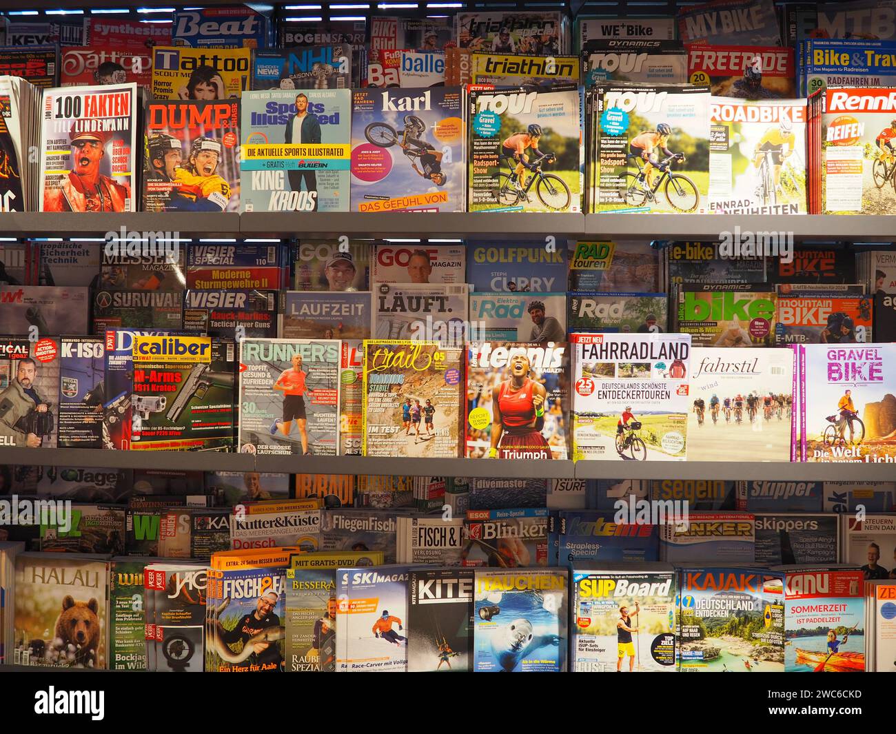 Vista frontale dello scaffale di riviste nella libreria della stazione ferroviaria, intrattenimento, sezione sportiva, tedesco, pagine di copertina, persone, bici, runner, riviste di viaggi Foto Stock