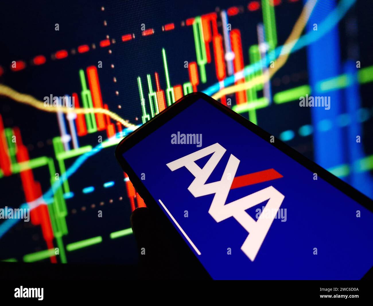 Konskie, Polonia - 13 gennaio 2024: Logo della compagnia di assicurazione AXA visualizzato sullo schermo del telefono cellulare Foto Stock