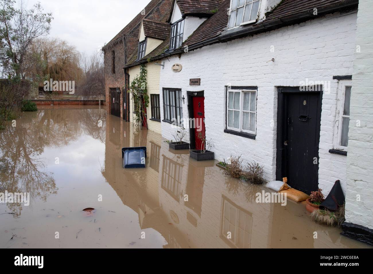 King John's Cottages colpiti da inondazioni in Mythe Road, Tewkesbury, Gloucestershire. Foto Stock