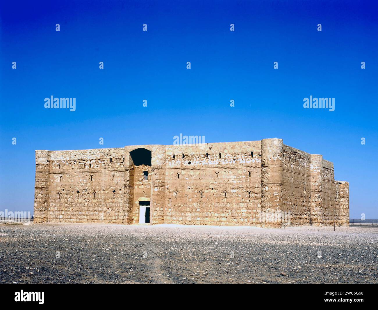 Qasr Kharana , a volte Qasr al Harrana, Qasr al Kharanah, Kharaneh o Hraneh, è uno dei castelli desertici più conosciuti dei giorni nostri Foto Stock