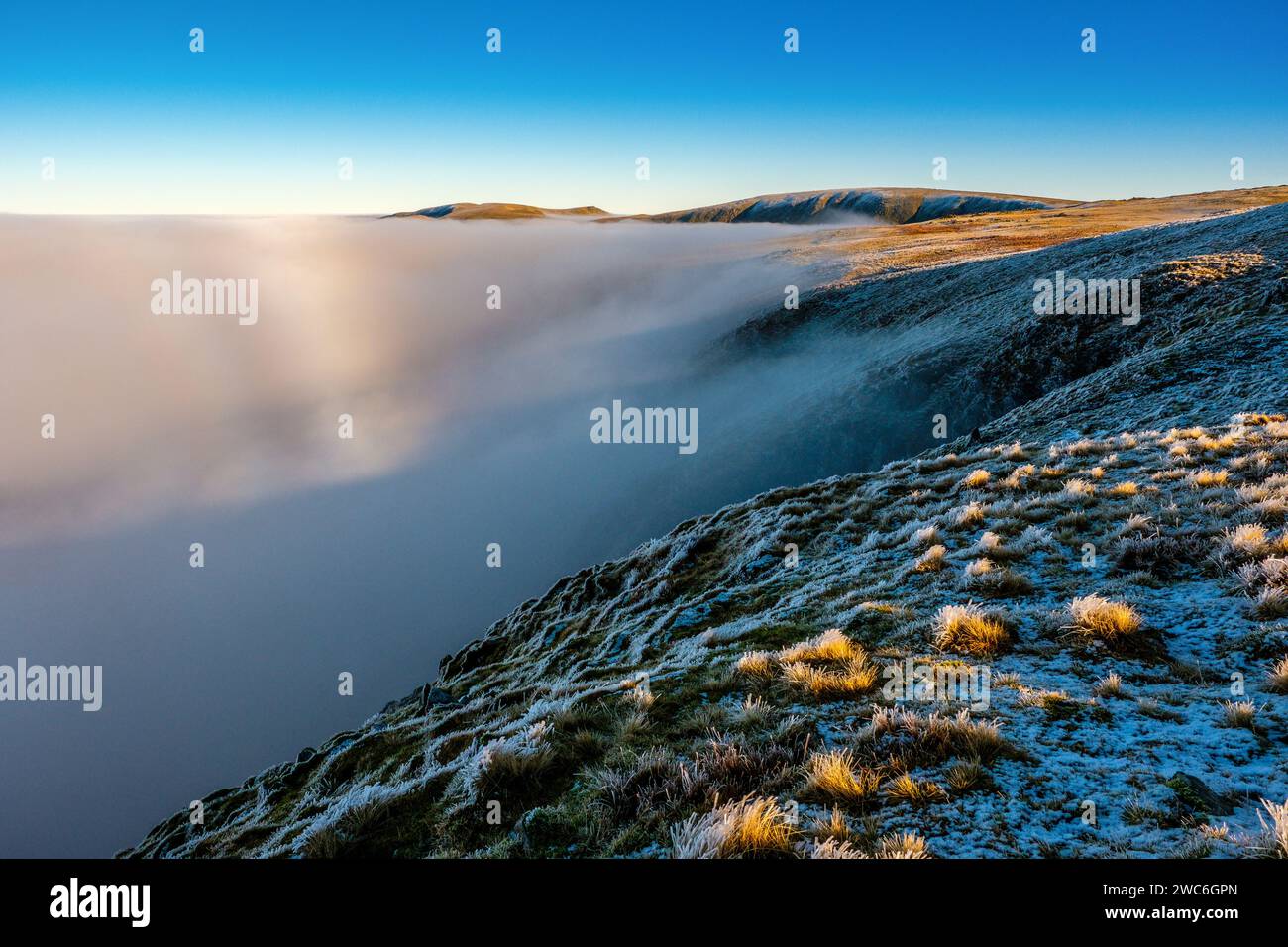 La catena montuosa di High Street nel Lake District National Park. Le colline si innalzano sopra un'inversione di nuvole Foto Stock