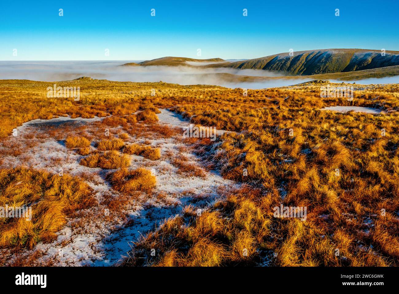 La catena montuosa di High Street nel Lake District National Park. Le colline si innalzano sopra un'inversione di nuvole Foto Stock