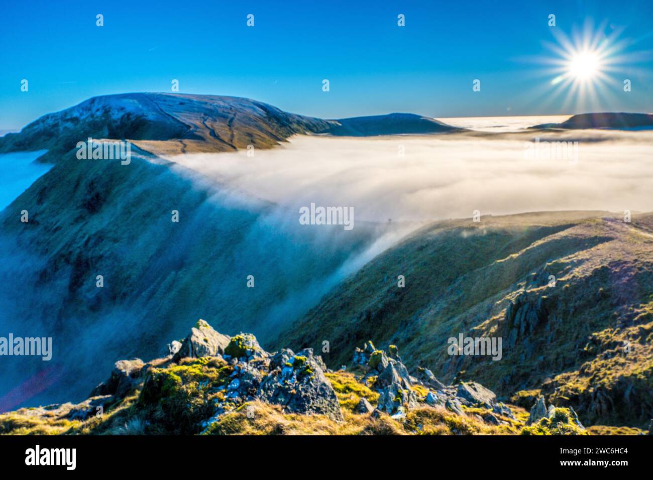 La catena montuosa di High Street nel Lake District National Park. Le colline si innalzano sopra un'inversione di nuvole Foto Stock