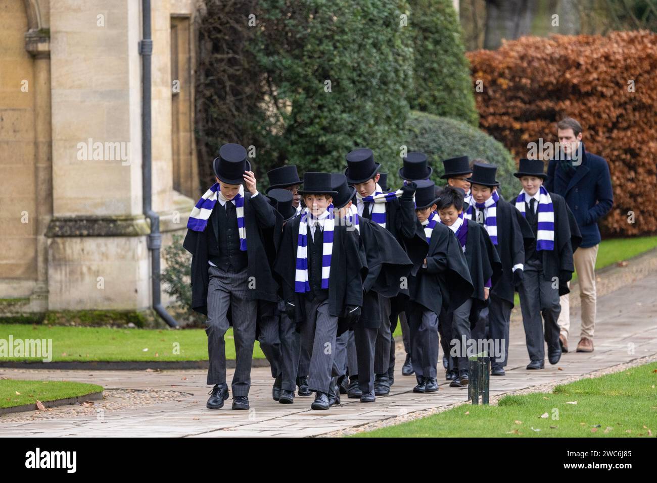 Coristi che sfilano nella King's College Chapel di Cambridge per provare la registrazione della BBC del famosissimo servizio di canto natalizio. Foto Stock
