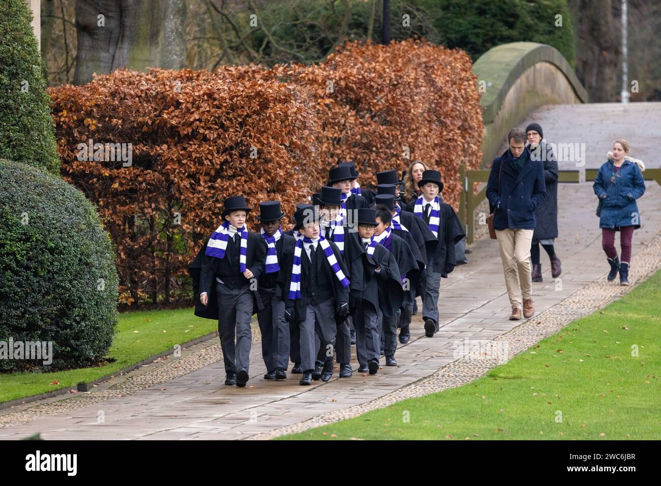 Coristi che sfilano nella King's College Chapel di Cambridge per provare la registrazione della BBC del famosissimo servizio di canto natalizio. Foto Stock