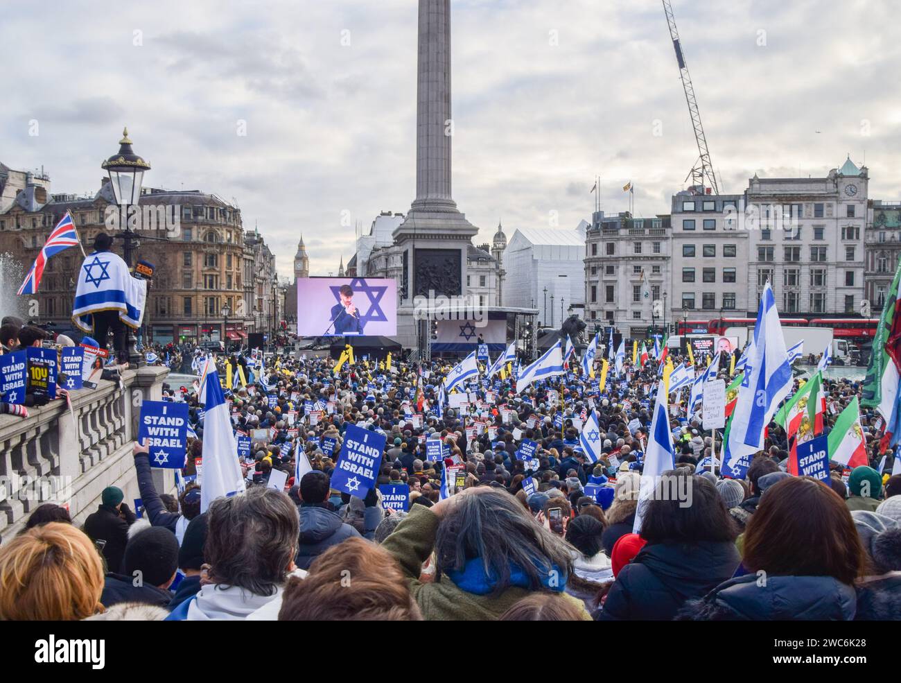Londra, Inghilterra, Regno Unito. 14 gennaio 2024. Migliaia di manifestanti pro-Israele si riuniscono a Trafalgar Square per celebrare i 100 giorni dall'attacco di Hamas su Israele il 7 ottobre 2023. (Immagine di credito: © Vuk Valcic/ZUMA Press Wire) SOLO USO EDITORIALE! Non per USO commerciale! Foto Stock