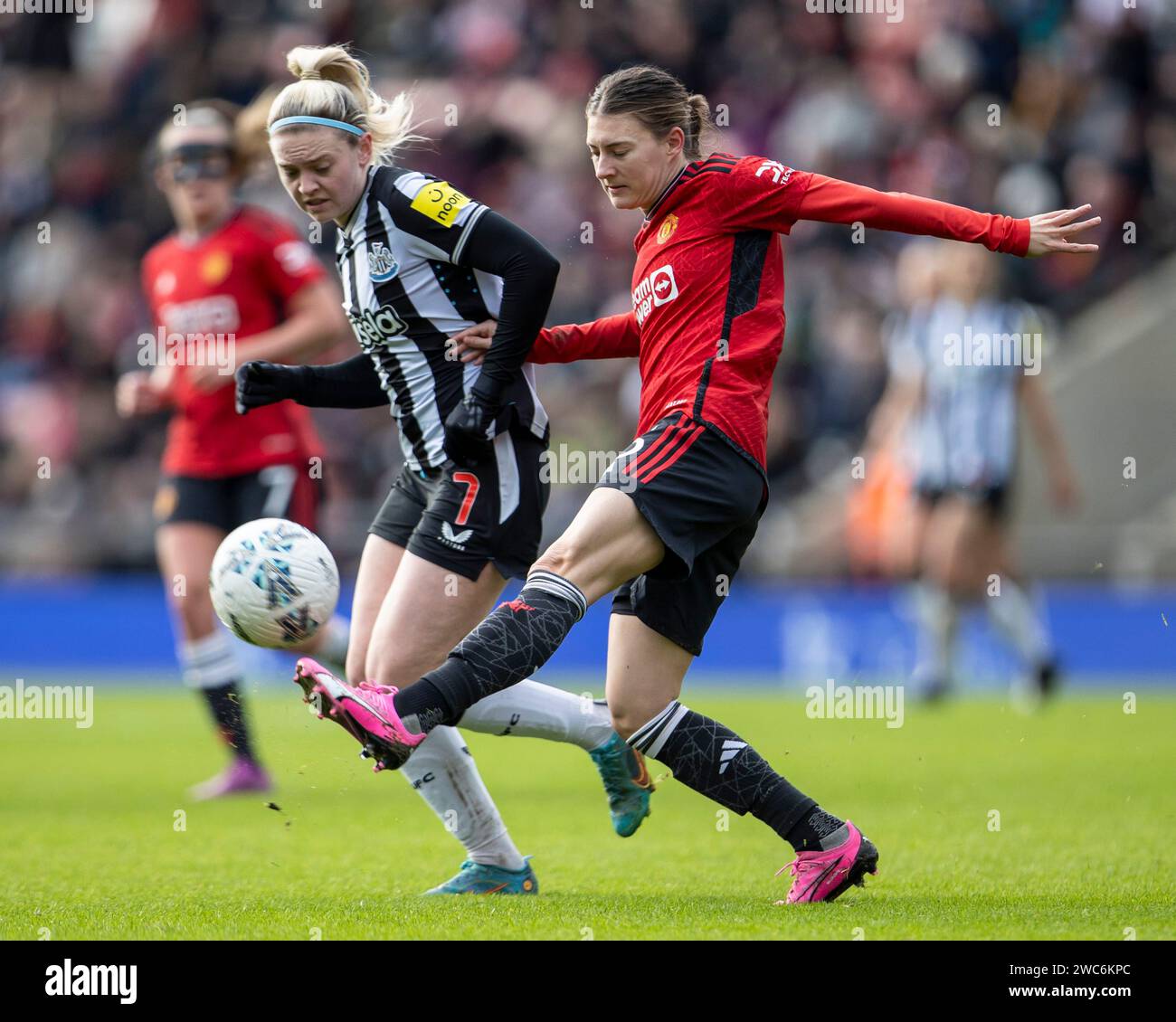 Leigh Sports Village, Manchester, Regno Unito. 14 gennaio 2024. Calcio da Coppa delle donne, Manchester United contro Newcastle Ladies; Hannah Blundell del Manchester United supera Tyler Dodds of Newcastle United Credit: Action Plus Sports Images/Alamy Live News Credit: Action Plus Sports/Alamy Live News Foto Stock