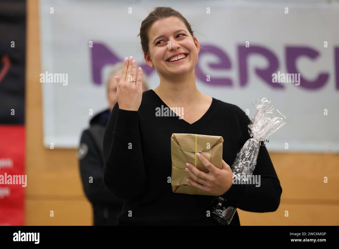 Langstadt, Deutschland. 14 gennaio 2024. 2024.01.14 Tischtennis Damen 1.Bundesliga TSV Langstadt - TSV Dachau 65 v.l., Petrissa Solja sagt Tschüss Credit: dpa/Alamy Live News Foto Stock