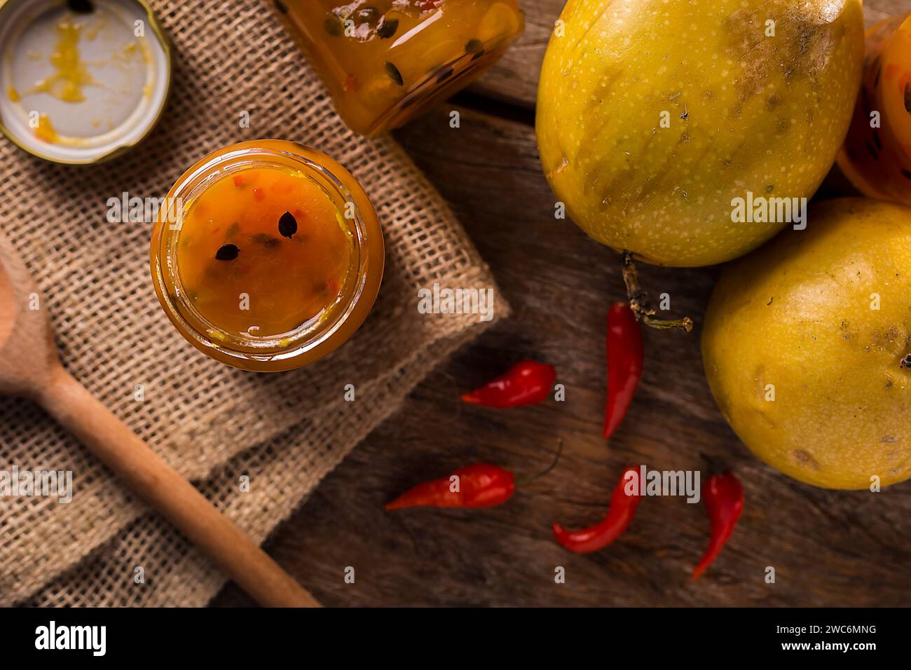 Marmellata di peperoni con pane tostato sul tavolo. Foto Stock