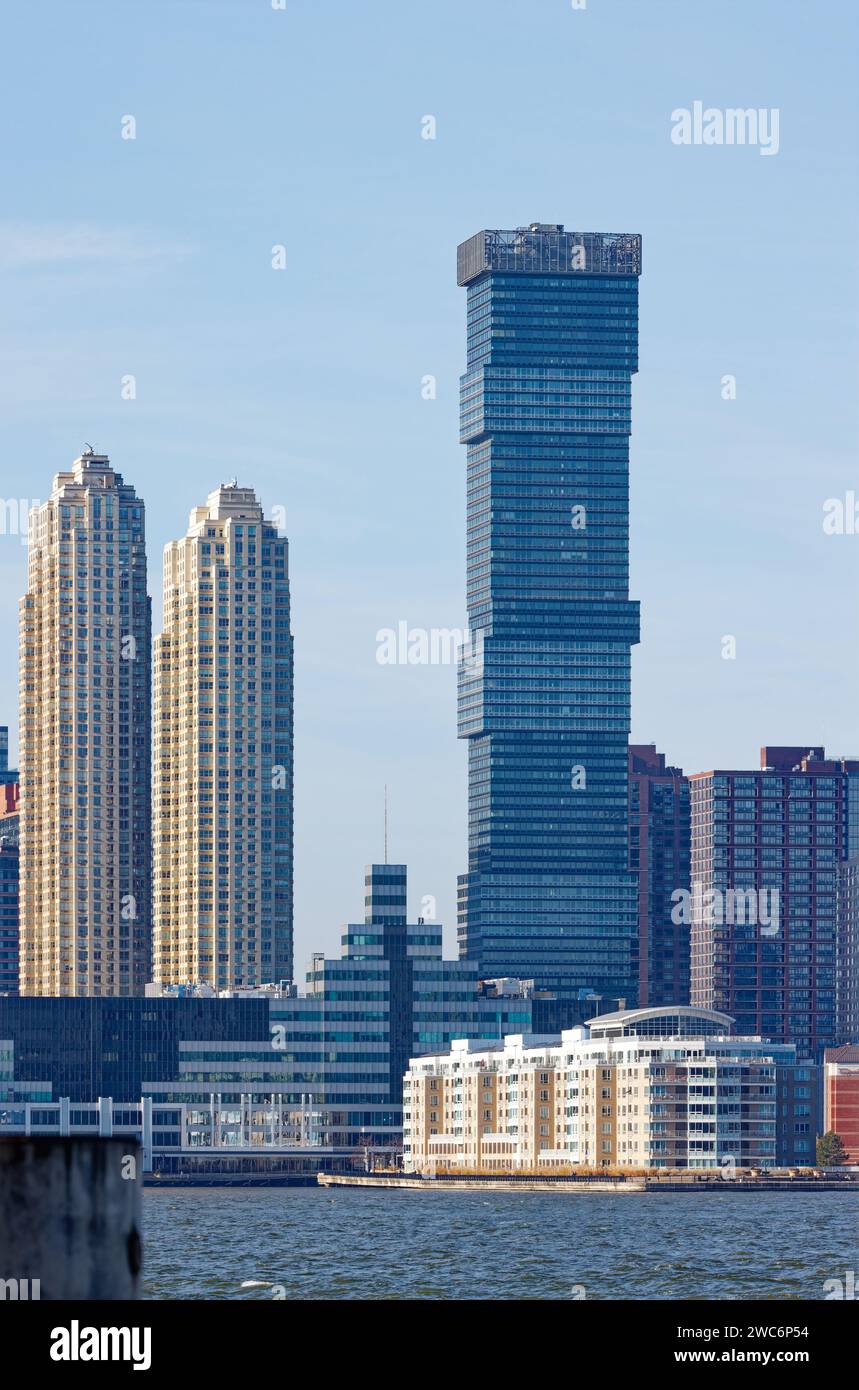 Il Jersey City Urby Apartments, progettato con 10 strati a sbalzo in stile Jenga, è una torre di appartamenti a 69 piani al 200 di Greene Street. Foto Stock