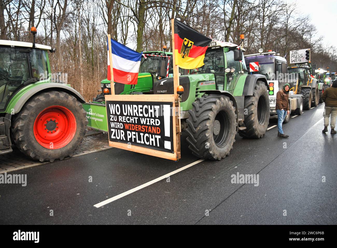 Berlino, Germania 14 gennaio 2024.agricoltori e camionisti protestano al Brandenburger Tor contro i tagli alle sovvenzioni.Credit:Pmvfoto/Alamy Live News Foto Stock