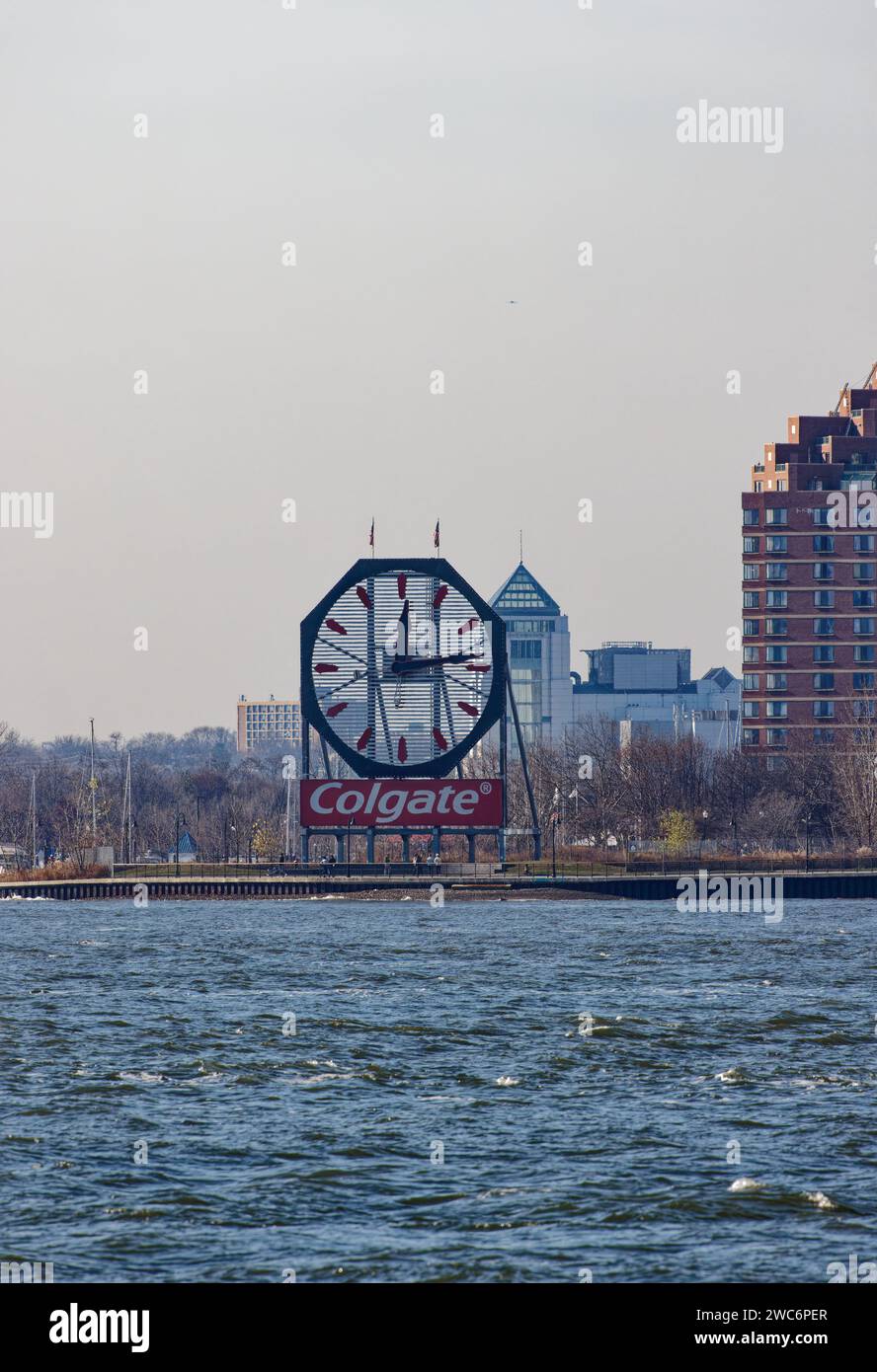Il Colgate Clock, un punto di riferimento non ufficiale originariamente in cima al quartier generale della Colgate-Palmolive in Hudson Street, è ora gestito dalla vicina Goldman Sachs. Foto Stock