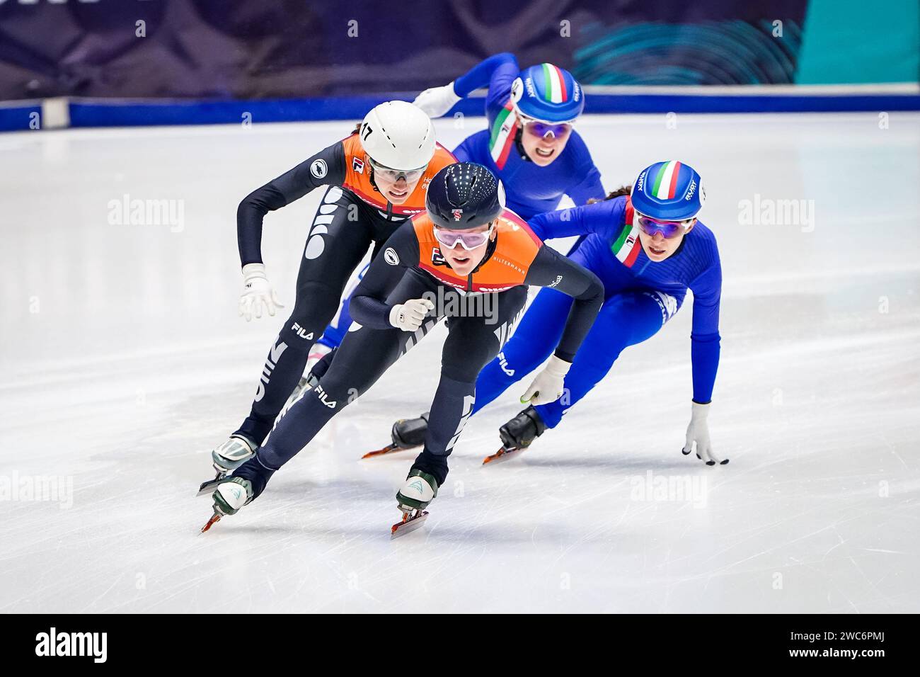 DANZICA, POLONIA - 14 GENNAIO: Selma Poutsma dei Paesi Bassi e Xandra Velzeboer dei Paesi Bassi gareggiano nella finale femminile dei 3000 m Relay durante i Campionati europei di pattinaggio su pista di velocità ISU a Hala Olivia il 14 gennaio 2024 a Danzica, in Polonia. (Foto di Andre Weening/Orange Pictures) Foto Stock