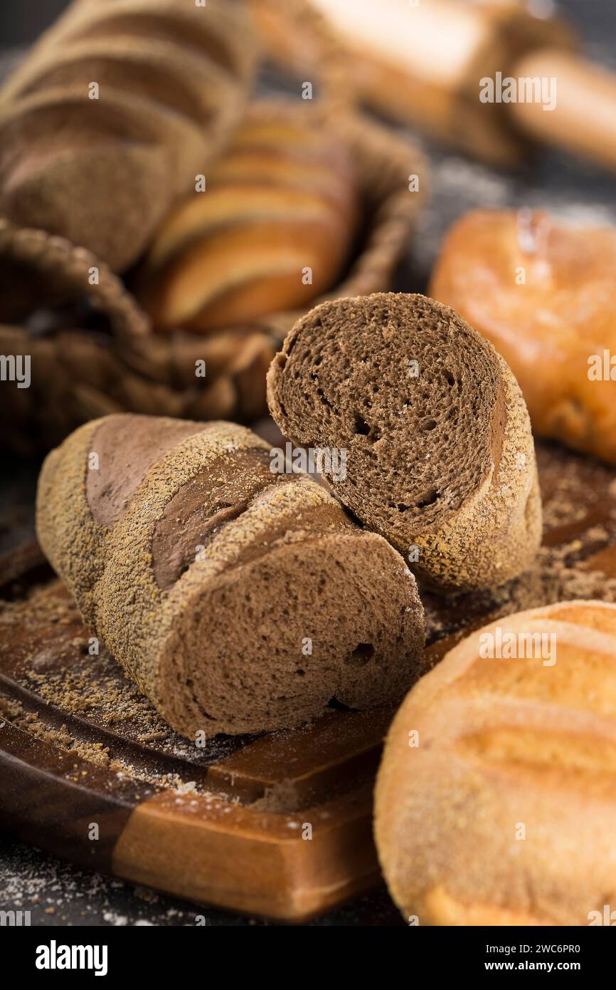 Pane italiano fresco fatto in casa. Colazione rurale con pane fresco Foto  stock - Alamy