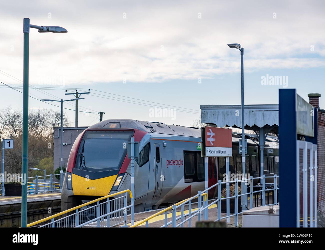 Wroxham, Norfolk, Regno Unito - 13 gennaio 2024Greater Anglia treno al binario per il prelievo dei passeggeri ferroviari a Hoveton e alla stazione ferroviaria di Wroxham Foto Stock