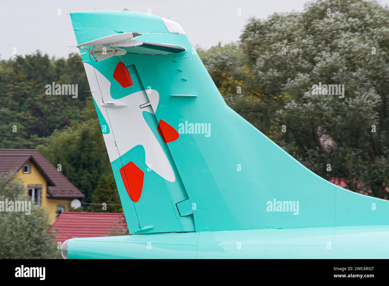 Primo piano dello stabilizzatore verticale Windrose Airlines ATR 72-600 della compagnia aerea Ucraina durante il rullaggio per il decollo da Leopoli Foto Stock