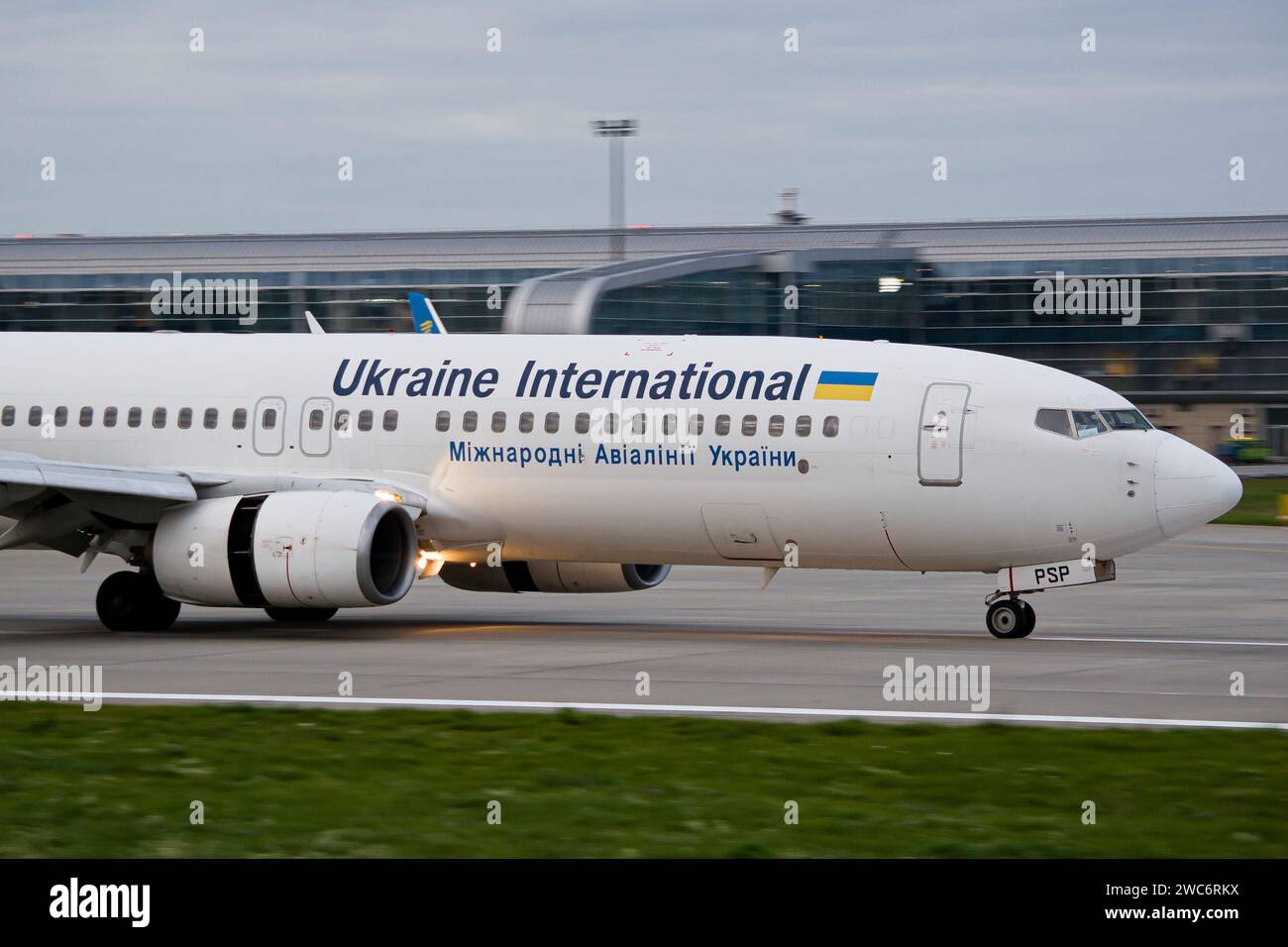 Ukraine International Airlines Boeing 737-800 primo piano mentre rallenta dopo l'atterraggio all'aeroporto di Leopoli Foto Stock