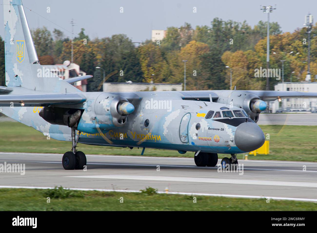 Forze armate ucraine Anotonov An-26 "Phoenix" che rallentano dopo l'atterraggio a Leopoli Foto Stock