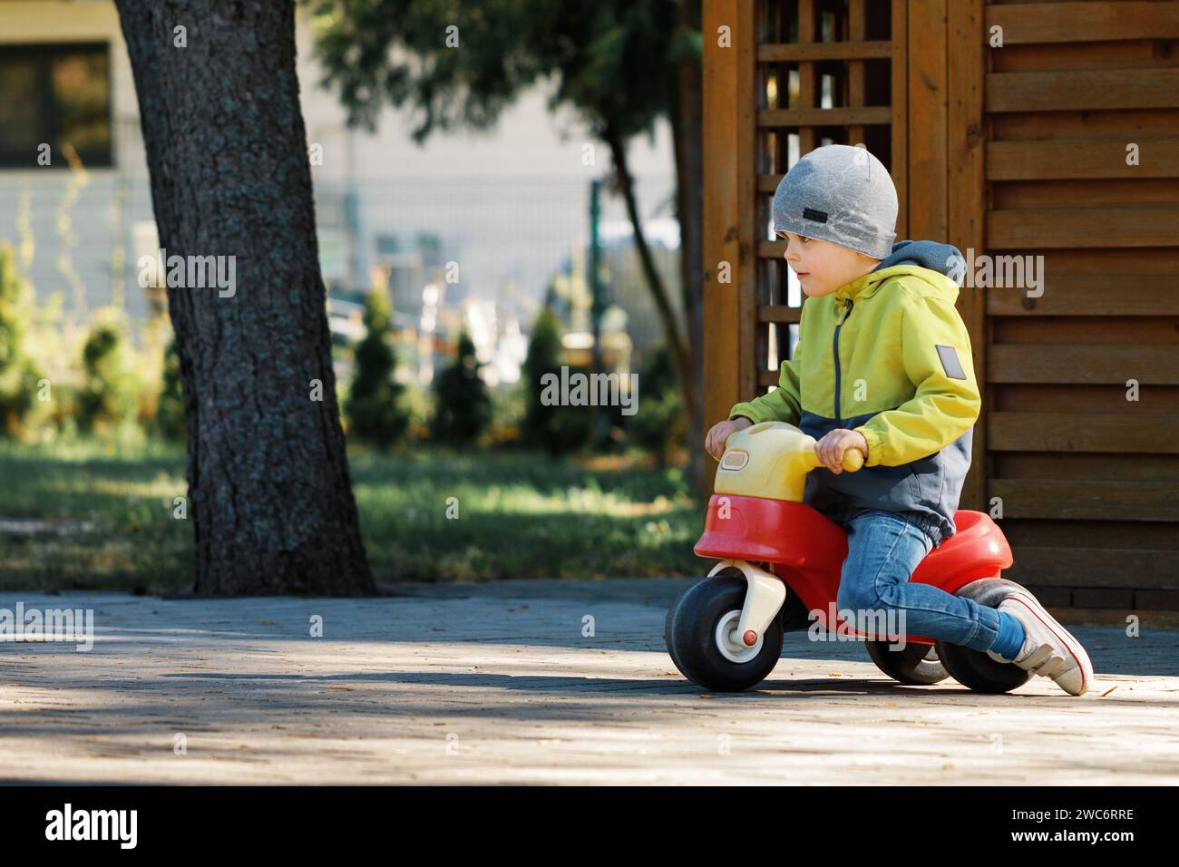 Little Boy che insegna a guidare Una bici giocattolo. Foto Stock