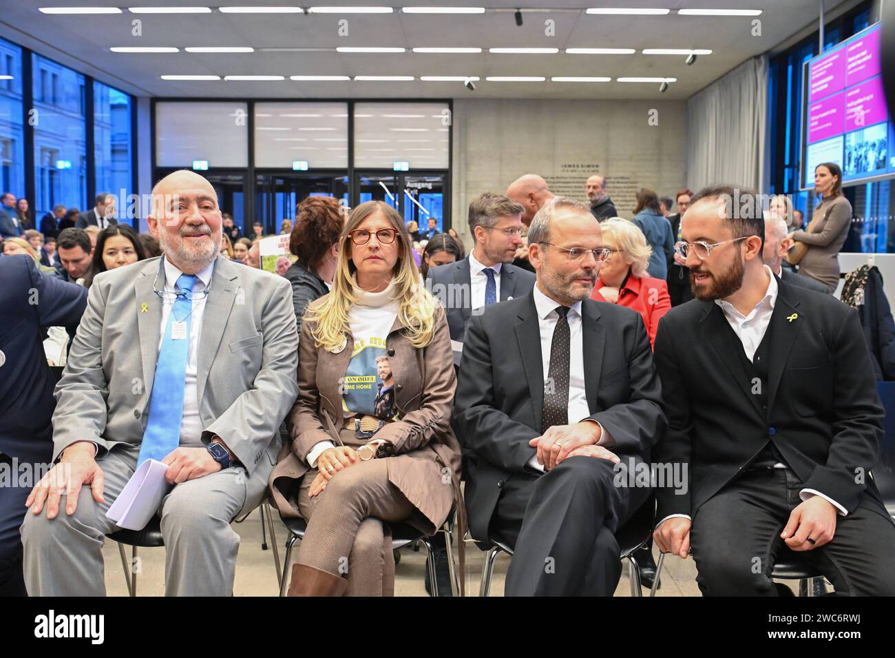 Der Starpianist Igor Levit spielte am Sonntag 14.01.2024 in der James-Simon-Galerie a Berlino ein Konzert zum Gedenken an die israelischen Hamas-Geiseln. Foto v.l.: Der israelische Botschafter Ron Prosor Idit Ohel, Die Mutter des entfuehrten Pianisten Alon Ohel der Antisemitismusbeauftragte der Bundesregierung, Felix Klein Levit vor dem Konzert Unter den Entfuehrten ist den Angaben zufolge auch der 22-jaehrige pianista Alon Ohel, der bei dem Terrauf Israel 7. Oktober waehrend des Nova Musik Festivals in der naehe des Kibbuz re im verschleppt wurde. An Sein Schicksal und das der a Foto Stock