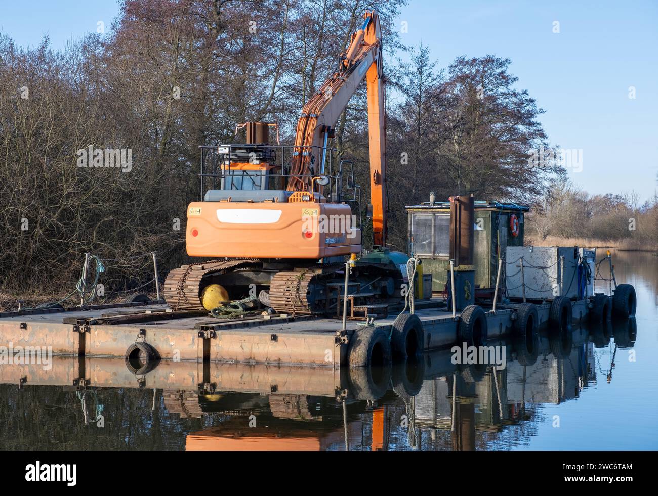 Belaugh, Norfolk, Regno Unito – 13 gennaio 2024. Dredger sul fiume Bure a Belaugh Staithe, parco nazionale Norfolk Broads Foto Stock