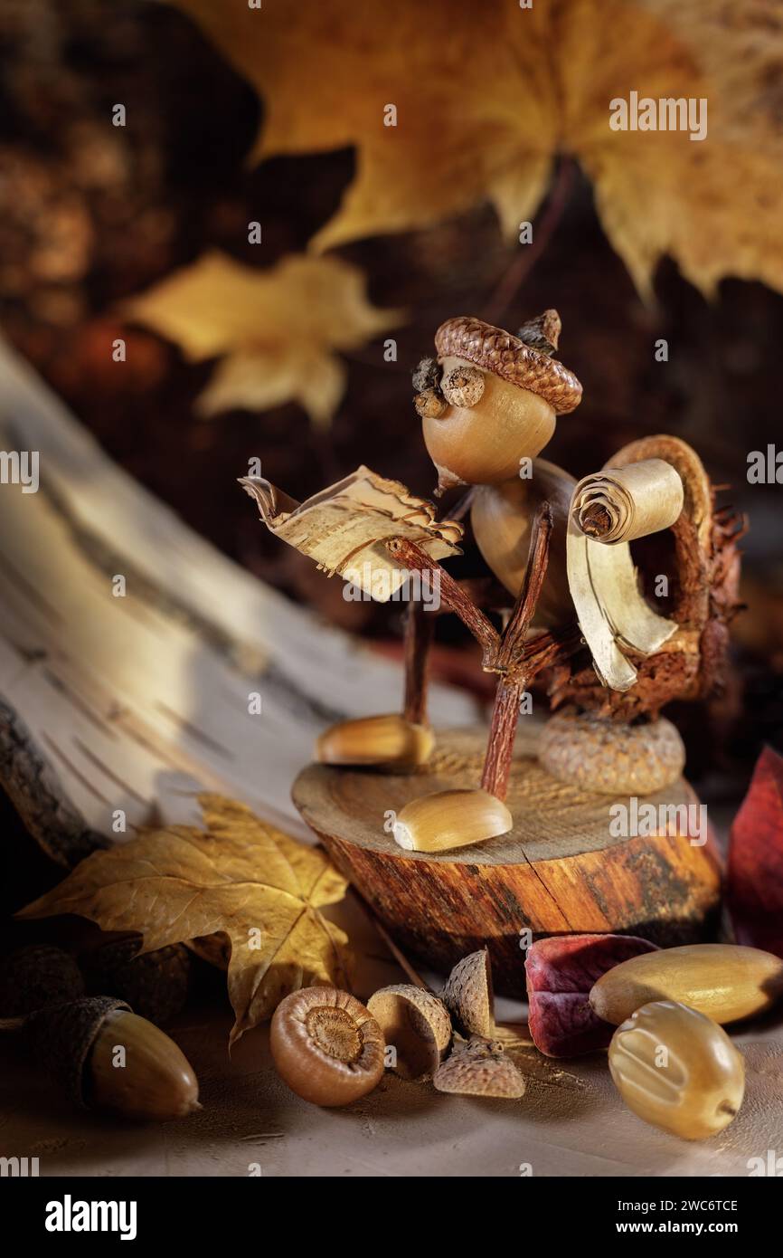 Autumn fores Goods - giocattoli artigianali 'GNOME in legno'. Fantasia d'infanzia. Educazione diurna per bambini. Foto Stock