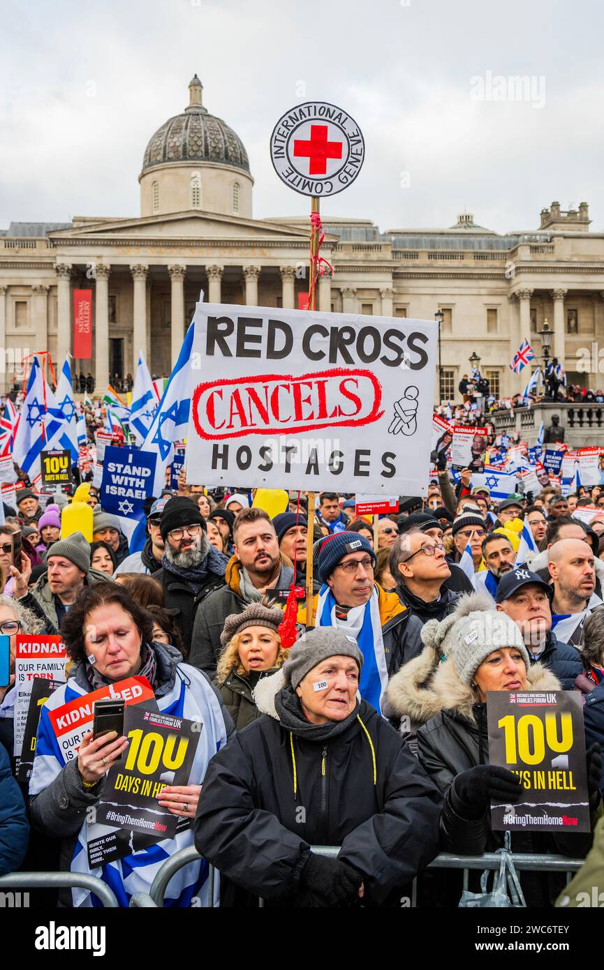 Londra, Regno Unito. 14 gennaio 2024. La folla incolpa la Croce Rossa per non aver aiutato - stai con Israele Rally Trafalgar Square, che segna 100 giorni dagli attacchi del 7 ottobre. Chiedere il rilascio immediato degli oltre 130 ostaggi ancora detenuti a Gaza. Organizzato da molti gruppi tra cui il Board of Deputies of British Jews. La campagna è l'hashtag #BringThemHome. Crediti: Guy Bell/Alamy Live News Foto Stock