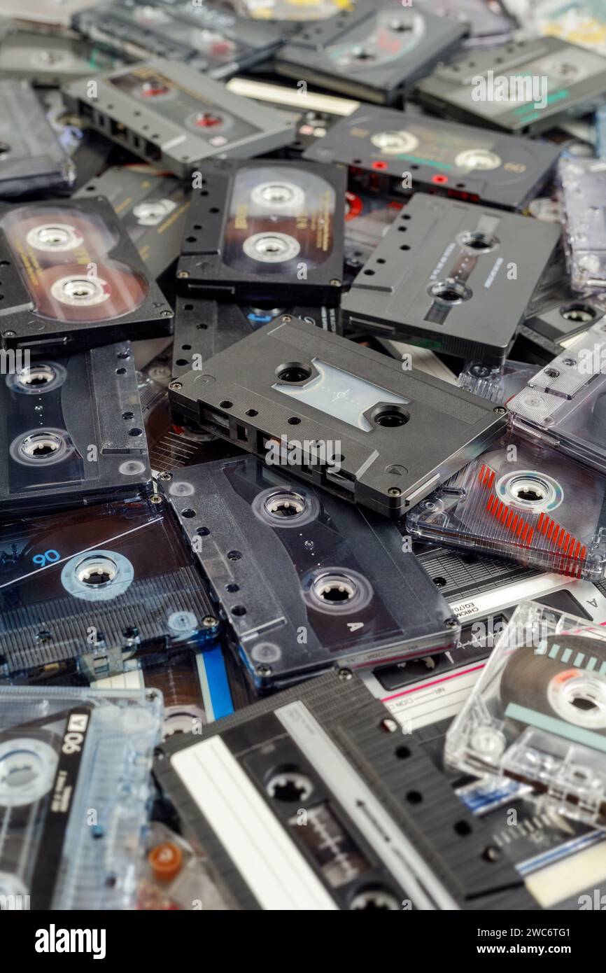 Sono state utilizzate cassette audio vintage di vari tipi. Foto verticale. Foto Stock