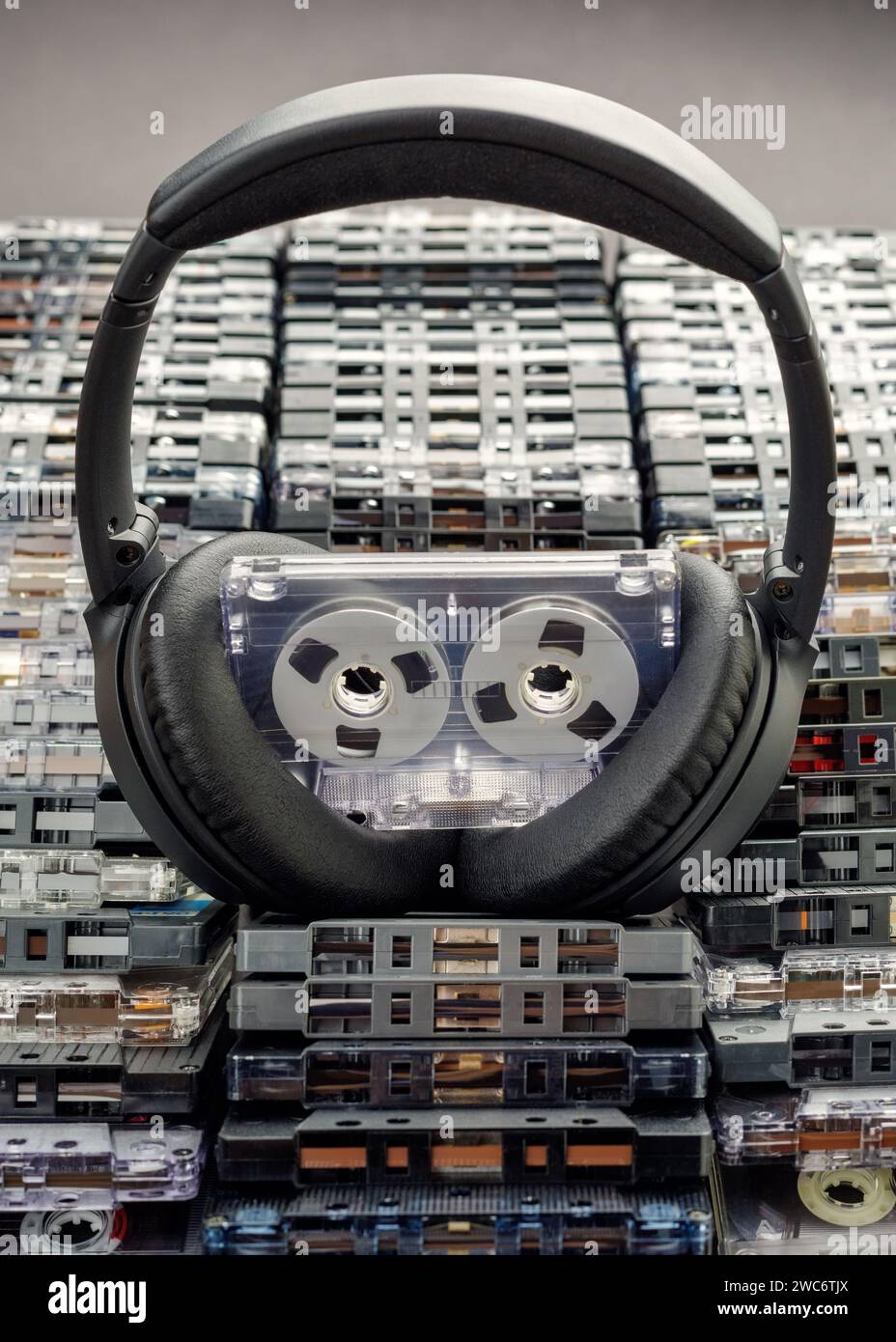 Cuffie audio per la musica. Musica retrò su cassette. Archivio della vecchia musica. Foto Stock