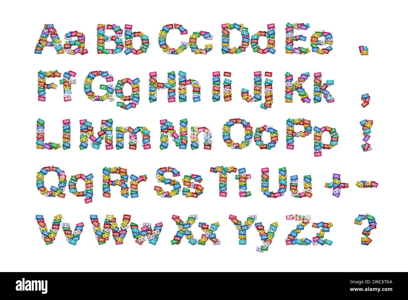 Vista dall'alto dell'alfabeto inglese realizzato con colorate cassette retrò con l'alfabeto inglese sparsi su uno sfondo bianco. Il concetto di musica loro Foto Stock