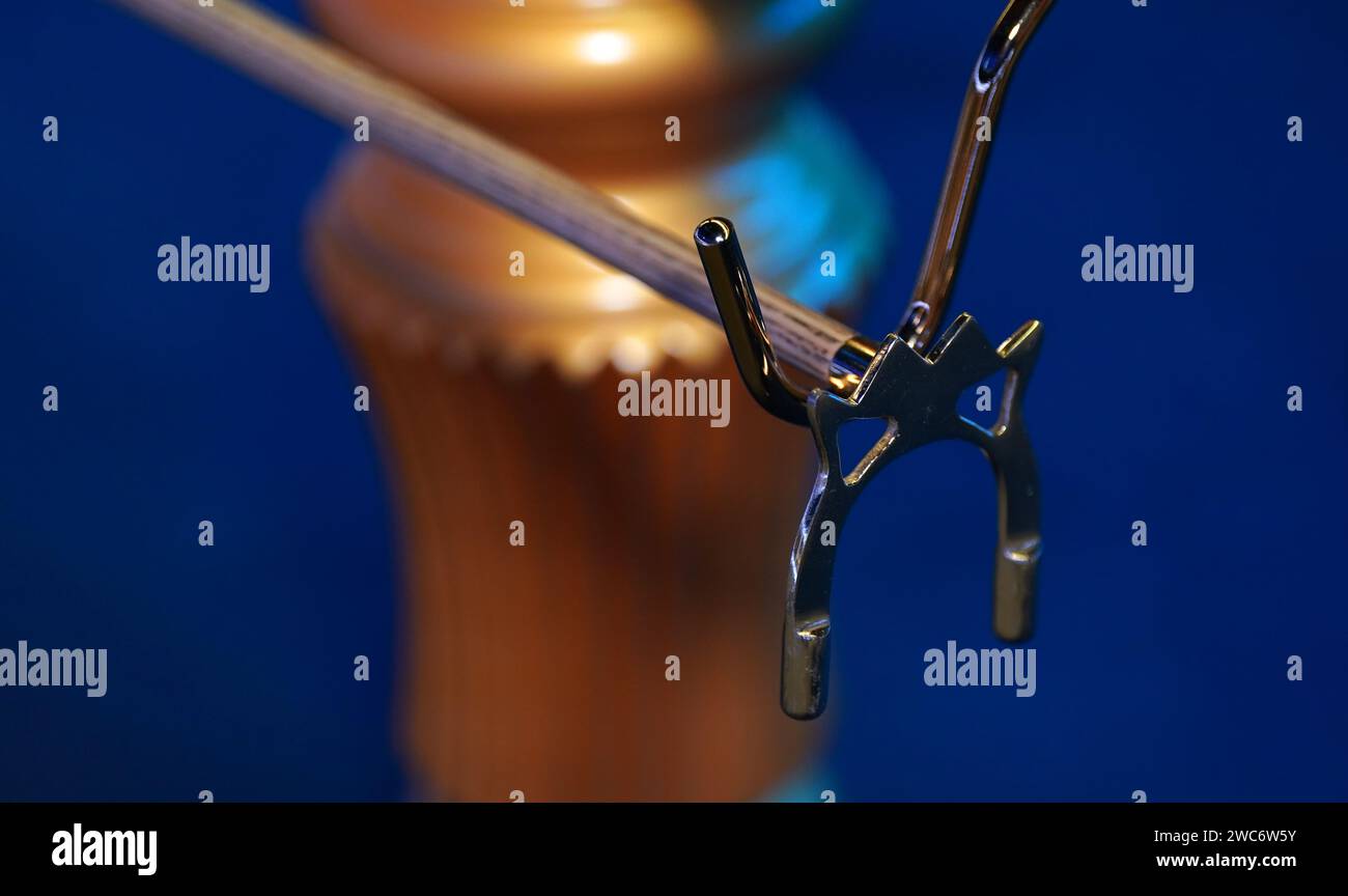 Una vista dettagliata di un ponte con bastone snooker durante l'ottavo giorno del Master MRQ all'Alexandra Palace, Londra. Data foto: Domenica 14 gennaio 2024. Foto Stock