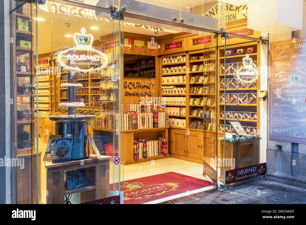 Vetrina con diverse prelibatezze di cioccolato nel negozio Gourmet Belge nel centro di Bruxelles. Foto Stock