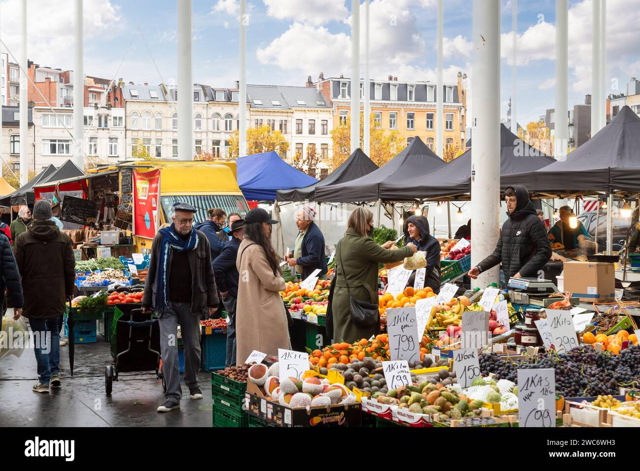 Vivace mercato sulla piazza del teatro di Anversa. Foto Stock