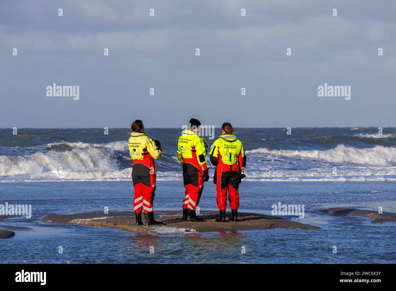Bagnini in tuta di sopravvivenza al nuoto di Capodanno a Domburg a Walcheren, Zelanda, Paesi Bassi. ###EDITORIALE USA SOLO### Rettungsschwimmer in Foto Stock