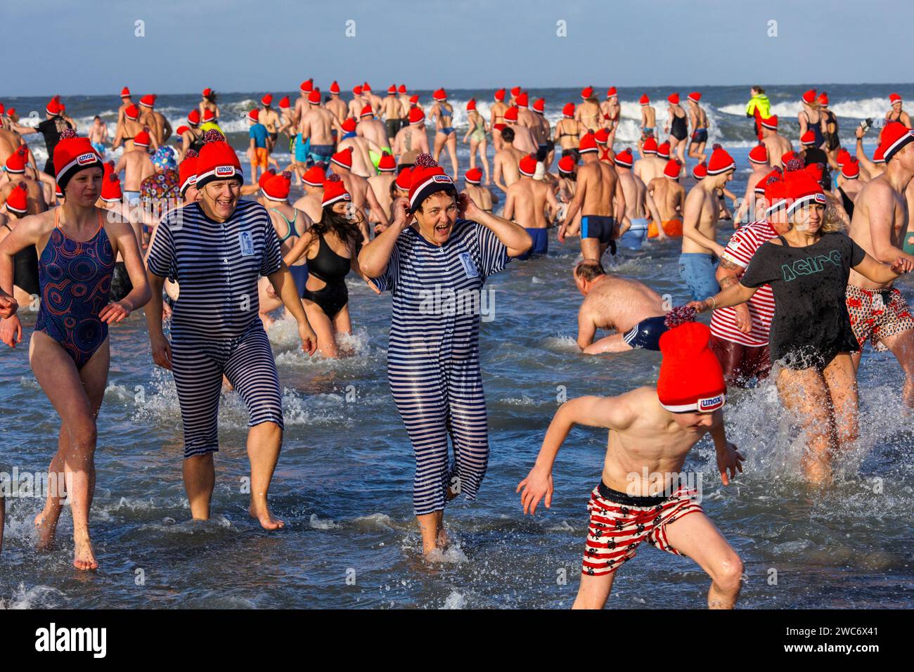 Capodanno nuoto a Domburg a Walcheren, Zelanda, Paesi Bassi. ###EDITORIALE USA SOLO### Neujahrsschwimmen a Domburg auf Walcheren, Zeeland, Nied Foto Stock