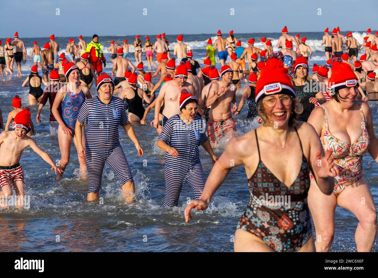 Capodanno nuoto a Domburg a Walcheren, Zelanda, Paesi Bassi. ###EDITORIALE USA SOLO### Neujahrsschwimmen a Domburg auf Walcheren, Zeeland, Nied Foto Stock