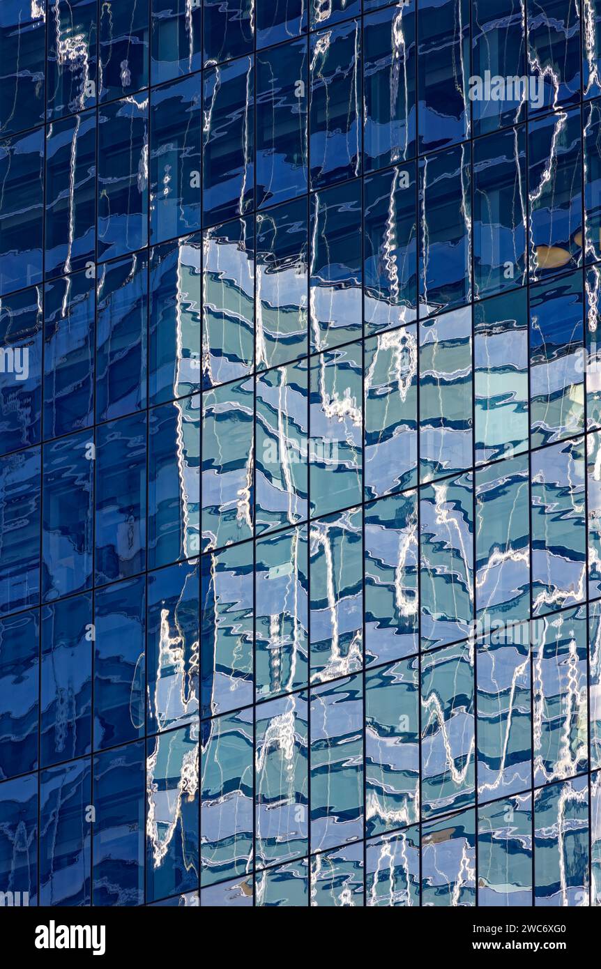 Glass on Glass: 200 West Street (quartier generale Goldman Sachs) riflesso nel One World Trade Center, visto dal Battery Park City Esplanade. Foto Stock