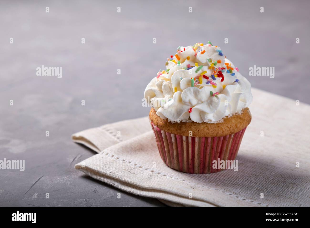 Gustosi cupcake da festa sul tavolo. Cupcake con panna montata. Foto Stock