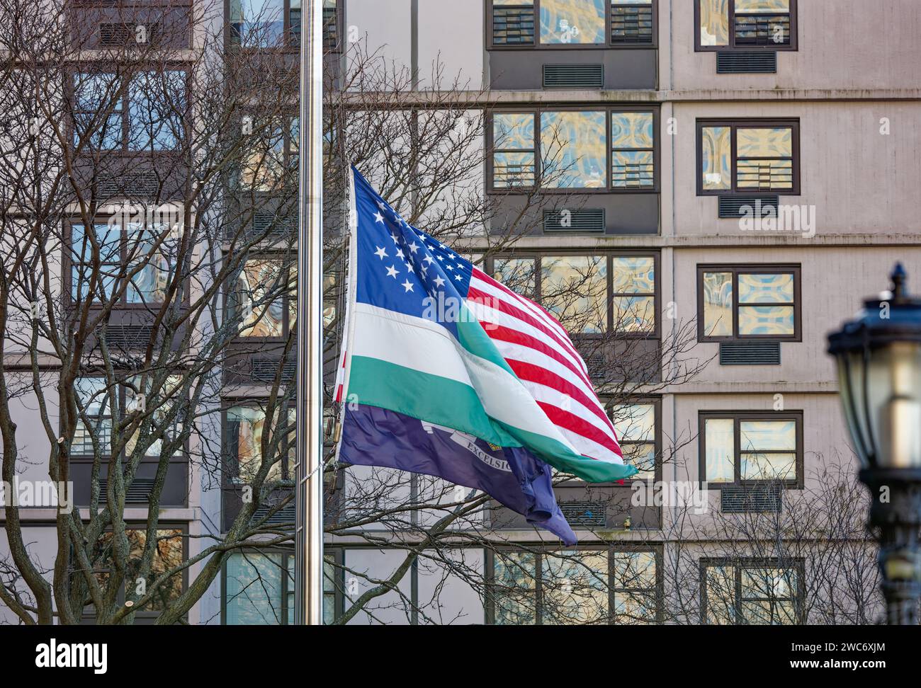 Bandiere degli Stati Uniti, dello Stato di New York e del Dipartimento di polizia di New York volano al New York City Police Memorial di Battery Park City. Foto Stock