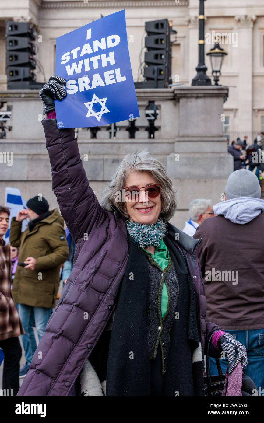 Trafalgar Square, Londra, Regno Unito. 14 gennaio 2024. Maureen Lipman si unisce a migliaia di persone al raduno Stand con Israele tenutosi a Londra per celebrare i 100 giorni da quando gli ostaggi sono stati catturati in seguito all'attacco terroristico di Hamass su Israele. L'evento includeva una serie di oratori, tra cui membri della famiglia di alcuni dei 136 ostaggi ancora tenuti prigionieri, e spettacoli musicali di artisti israeliani. 1.400 israeliani sono stati brutalmente assassinati e 240 ostaggi sono stati presi quando Hamas ha invaso Israele il 7 ottobre 2023. Foto di Amanda Rose/Alamy Live News Foto Stock